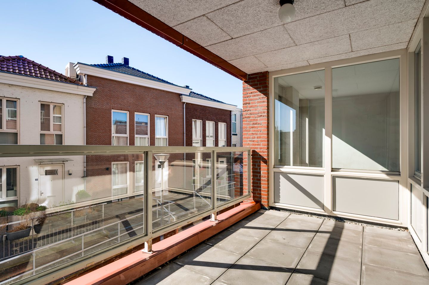 Spacious Apartment with Sunny Balcony and Parking in Roermond City Center — 25