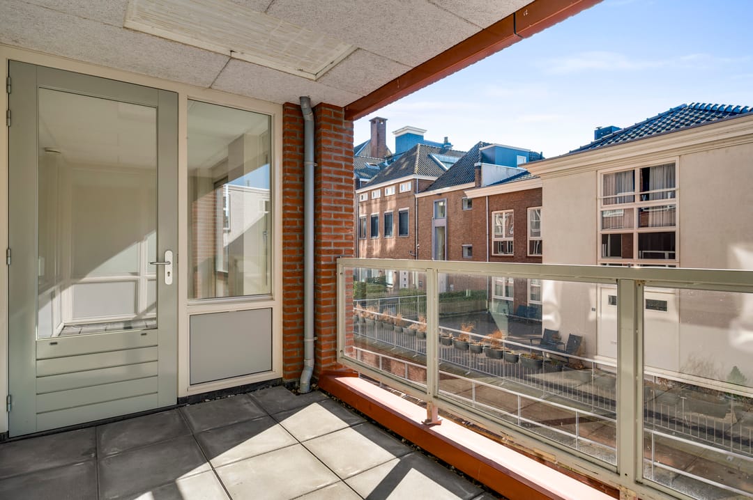 Spacious Apartment with Sunny Balcony and Parking in Roermond City Center — 26