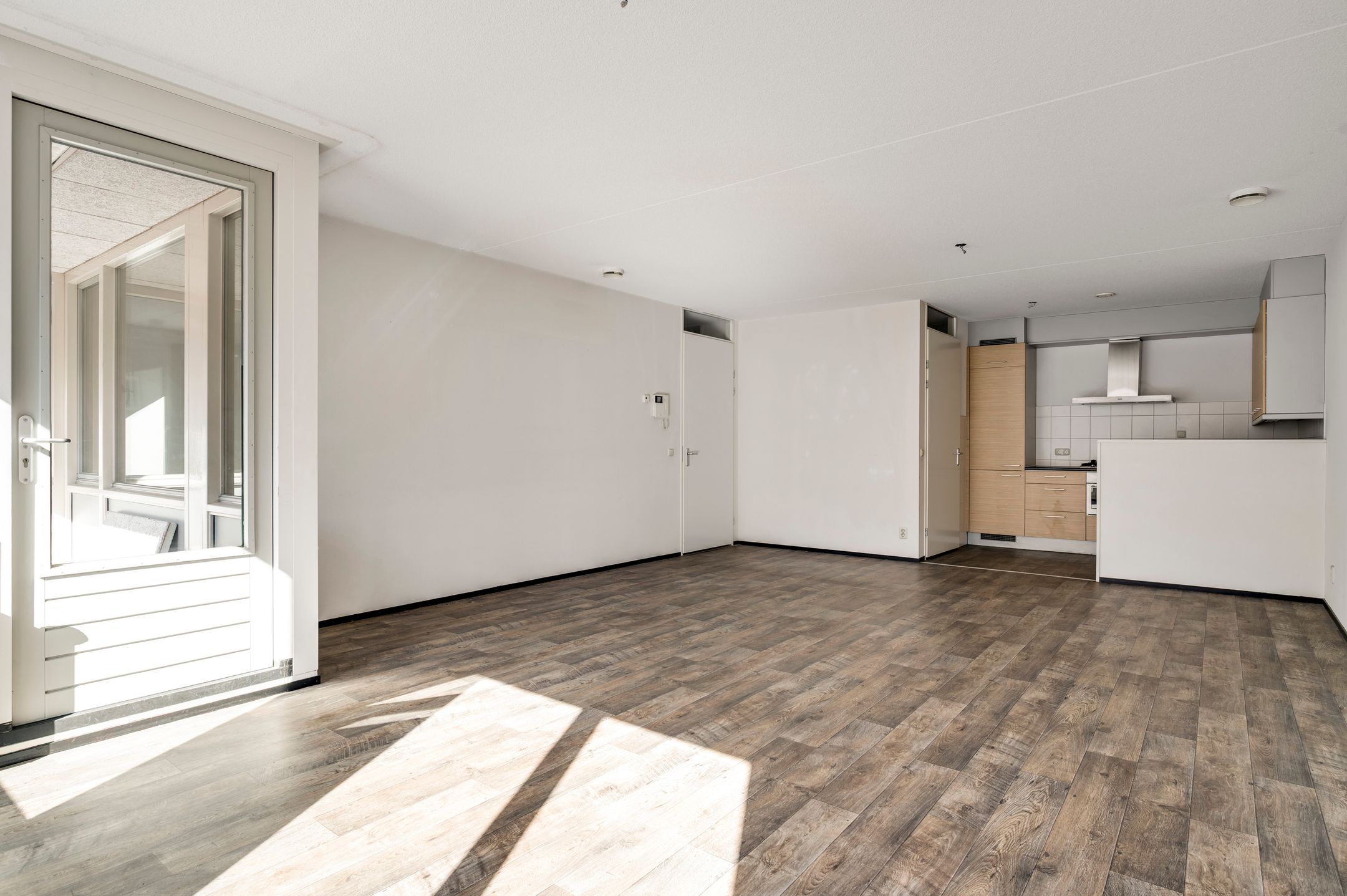 Spacious Apartment with Sunny Balcony and Parking in Roermond City Center — 12