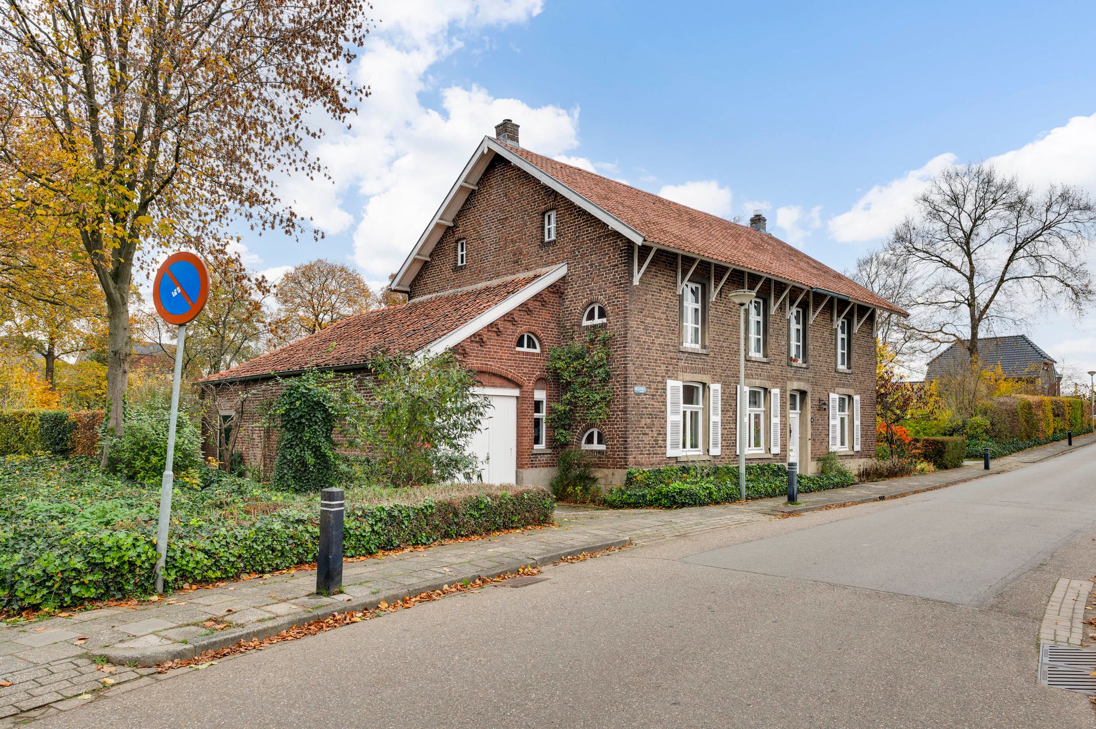 Historic 1840 detached mansion with authentic character and expansive garden in Buggenum — 78