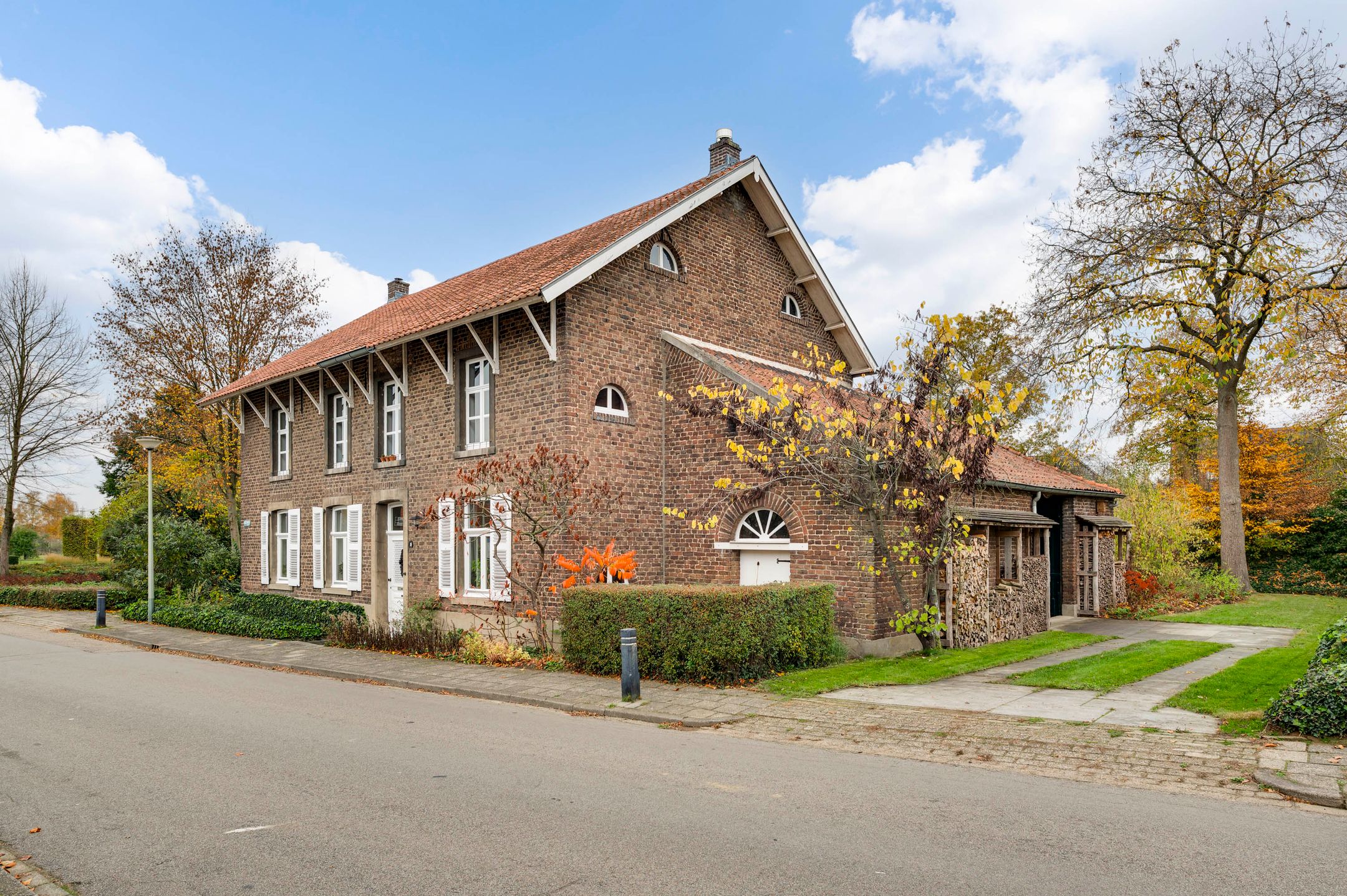 Historic 1840 detached mansion with authentic character and expansive garden in Buggenum — 75