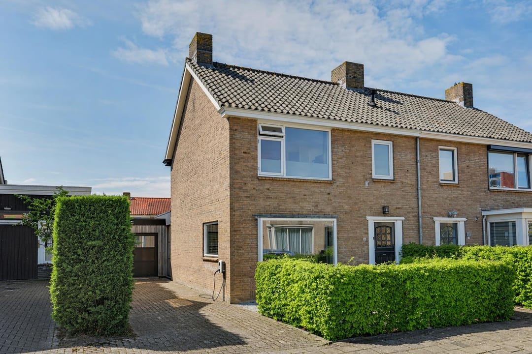 Gemoderniseerde twee-onder-een-kapwoning met zonnepanelen in populaire Goes-buurt
