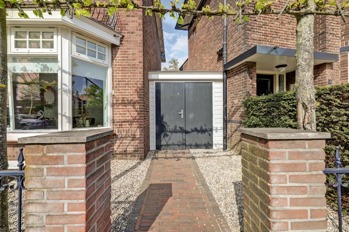 Tussenwoning te koop: Middeldiepstraat 2, Sliedrecht