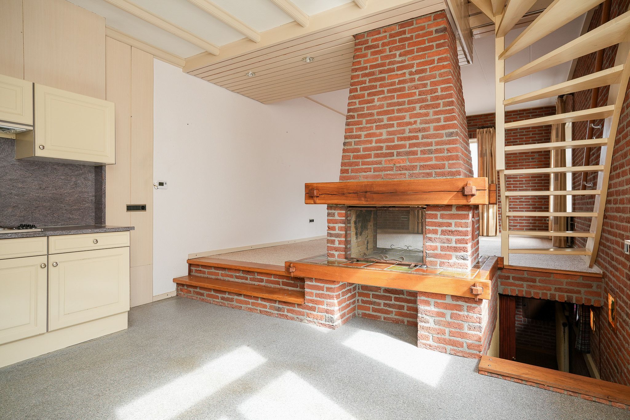 Detached Family Home with Park-Like Garden and Guest Accommodation — 36
