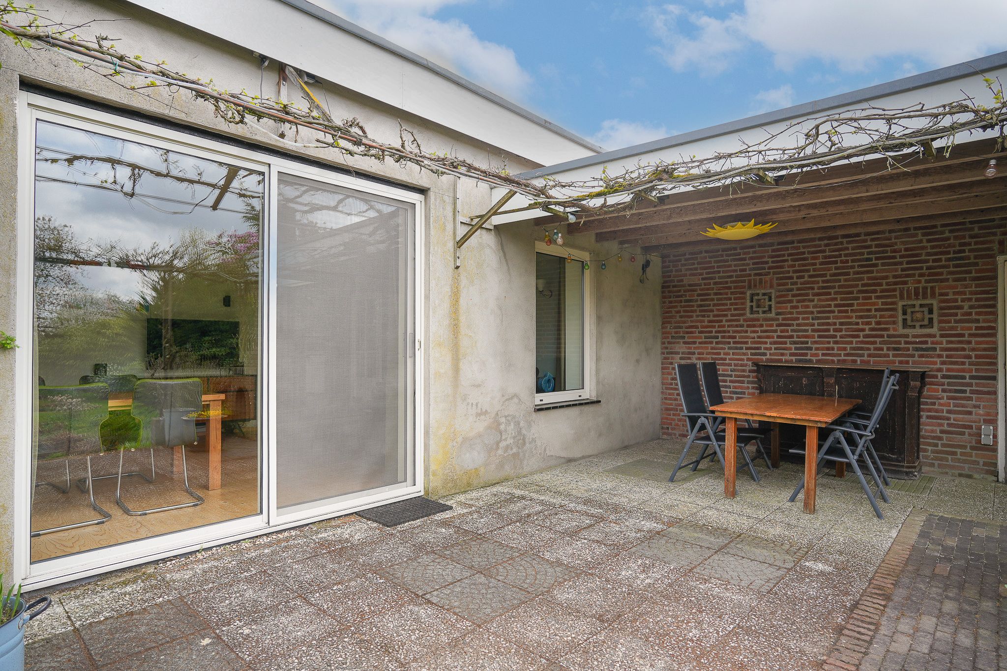 Detached Family Home with Park-Like Garden and Guest Accommodation — 54