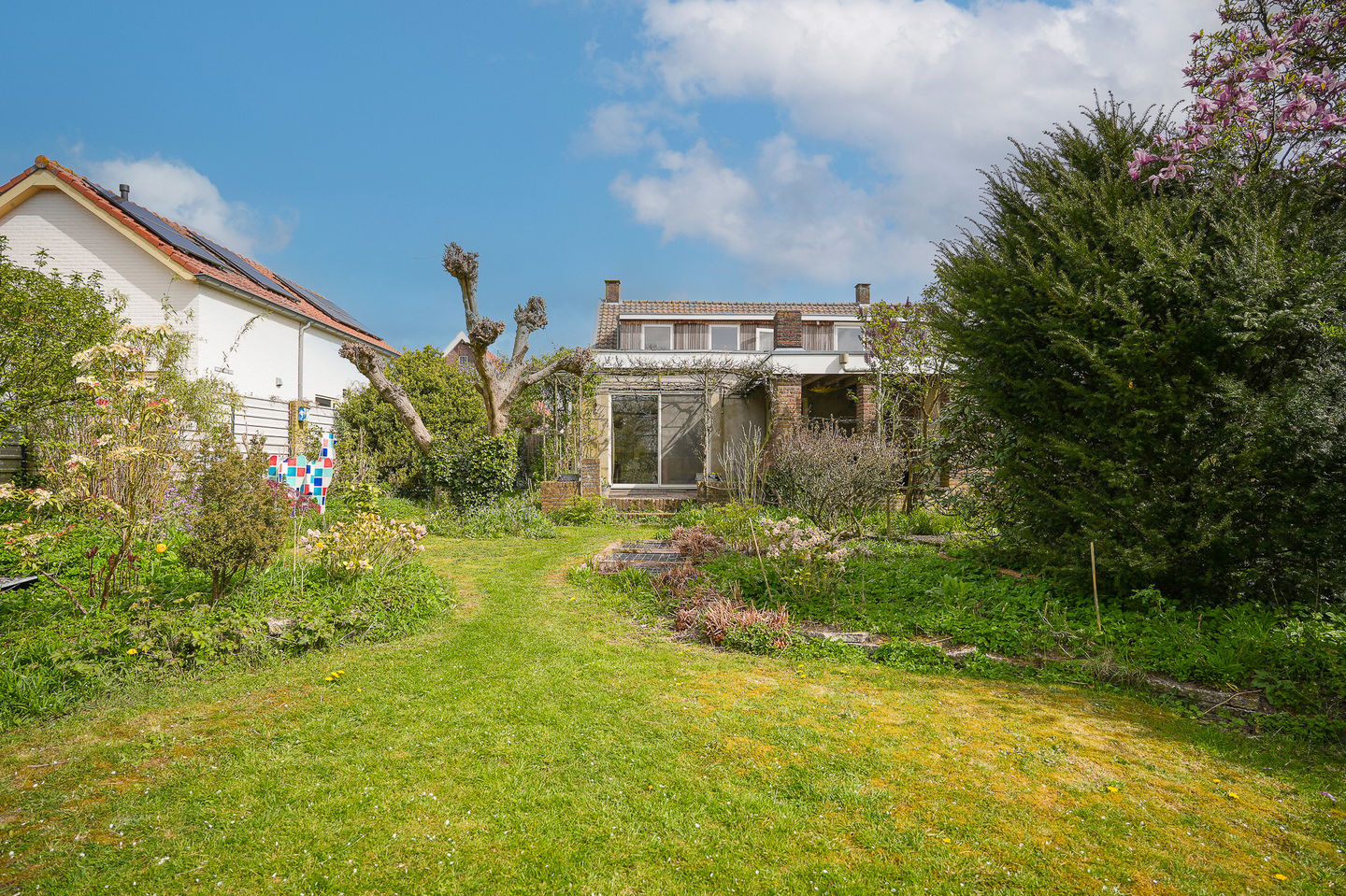 Detached Family Home with Park-Like Garden and Guest Accommodation — 59