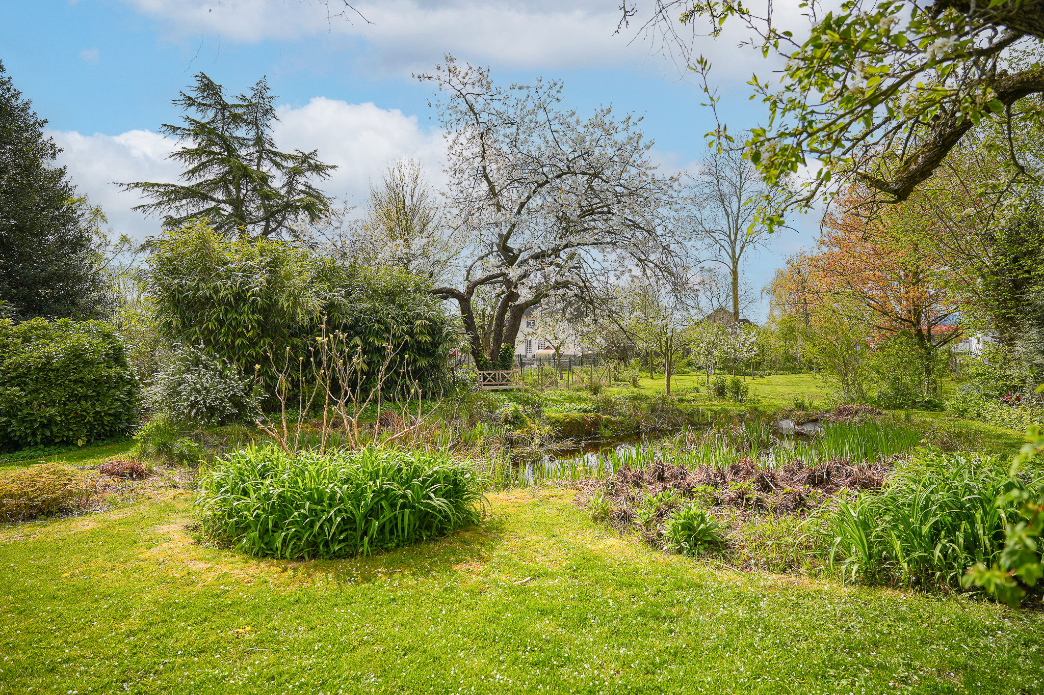 Detached Family Home with Park-Like Garden and Guest Accommodation — 60
