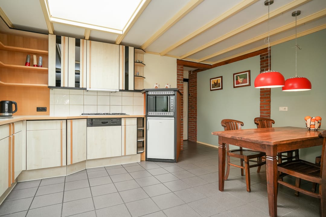 Detached Family Home with Park-Like Garden and Guest Accommodation — 16