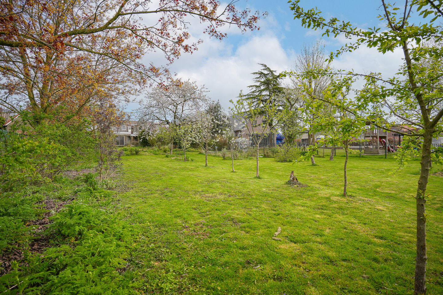 Detached Family Home with Park-Like Garden and Guest Accommodation — 65