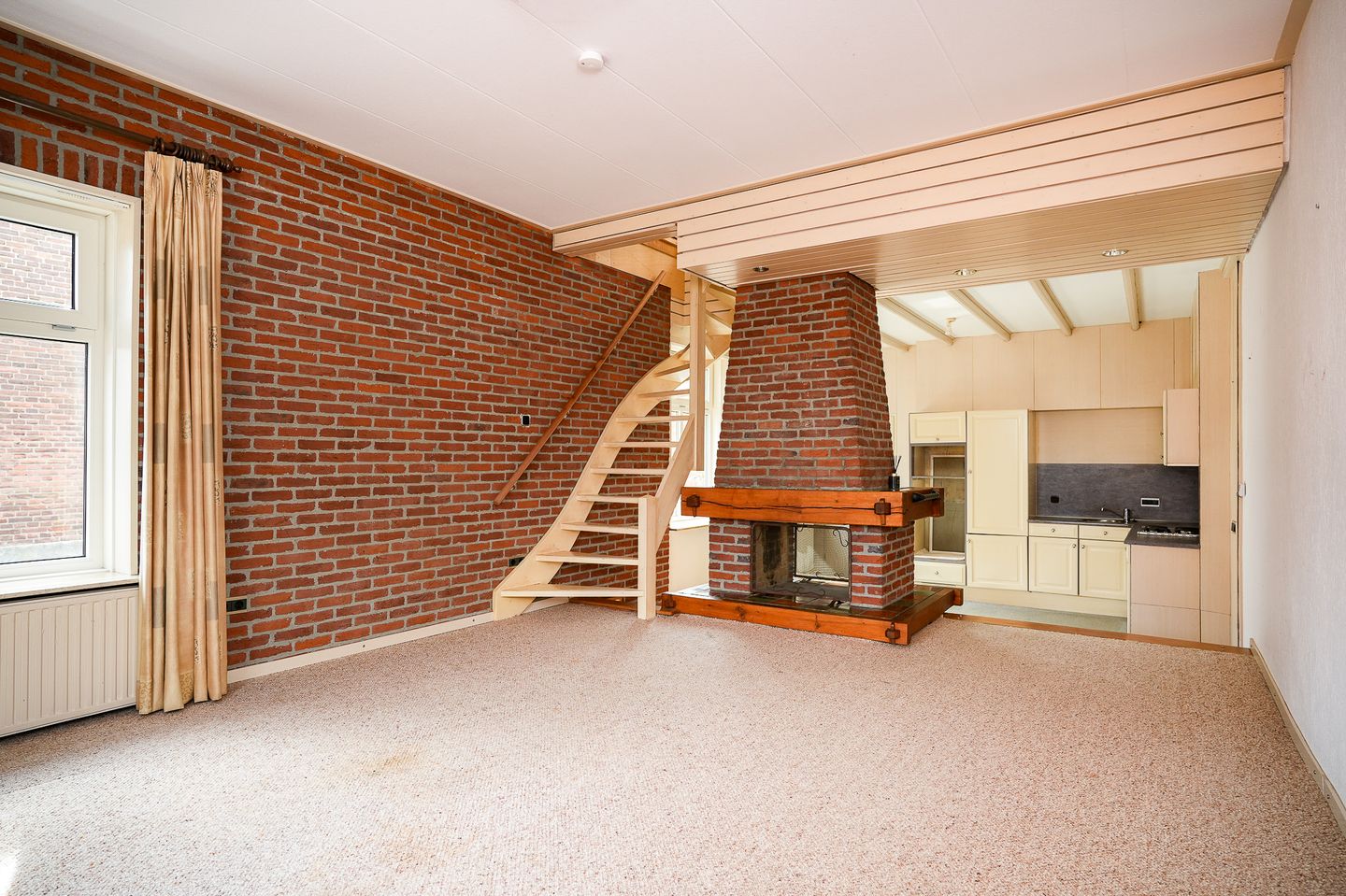 Detached Family Home with Park-Like Garden and Guest Accommodation — 44