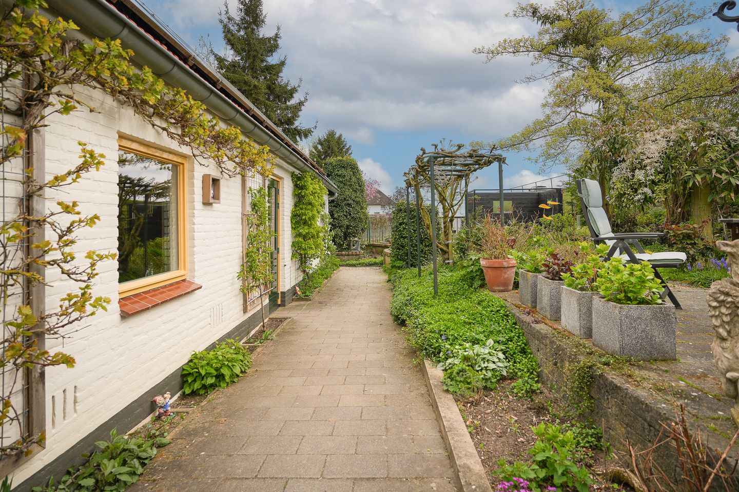 Detached Dike Farmhouse with Large Plot in Rural Appeltern — 35