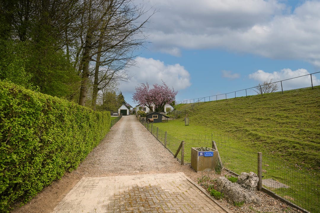 Detached Dike Farmhouse with Large Plot in Rural Appeltern — 56