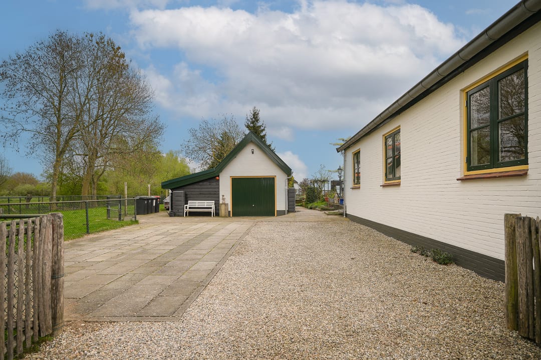 Detached Dike Farmhouse with Large Plot in Rural Appeltern — 47