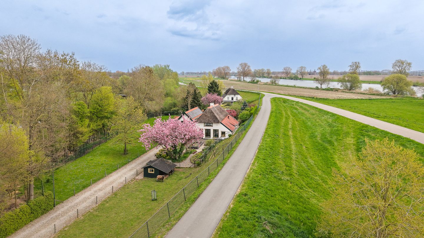 Detached Dike Farmhouse with Large Plot in Rural Appeltern — 64