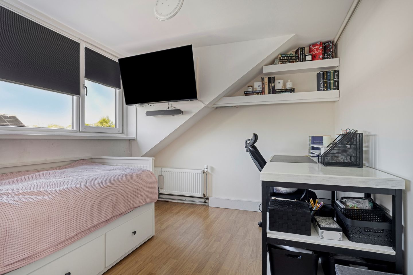 Spacious Extended Terraced Home with Five Bedrooms in Amersfoort Nieuwland — 25