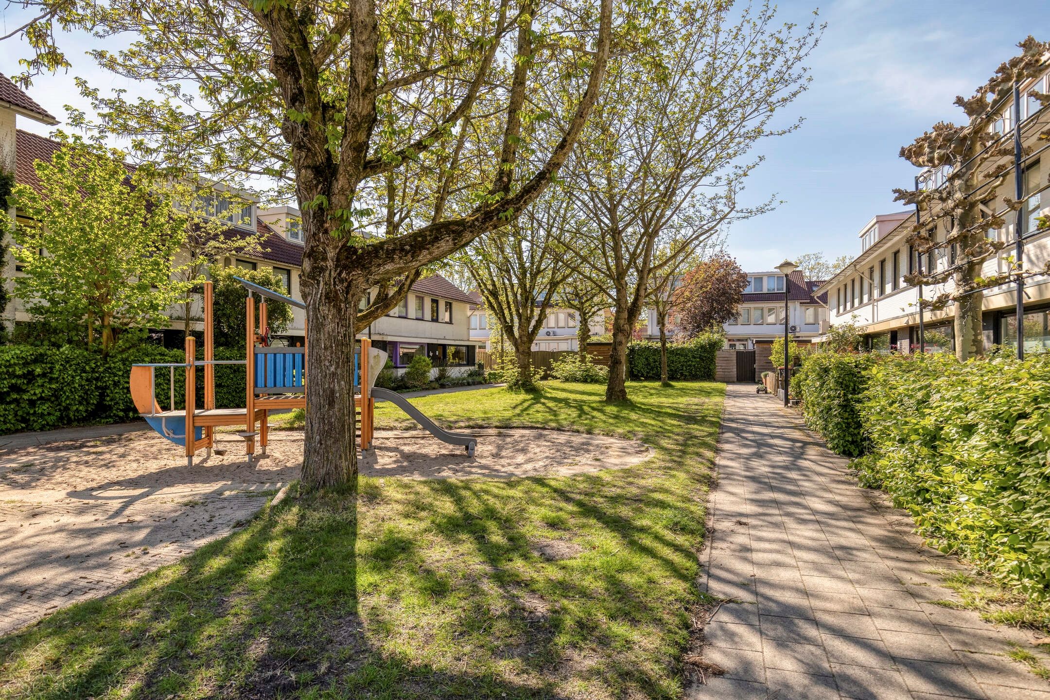 Spacious Extended Terraced Home with Five Bedrooms in Amersfoort Nieuwland — 30