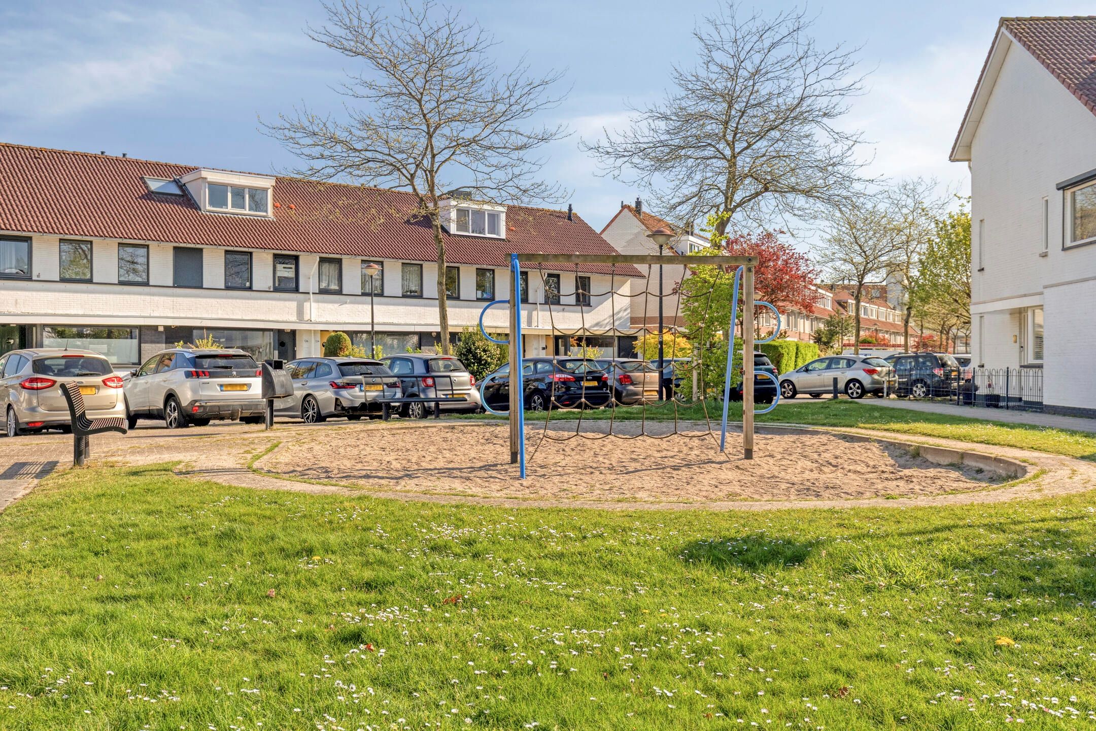 Spacious Extended Terraced Home with Five Bedrooms in Amersfoort Nieuwland — 33
