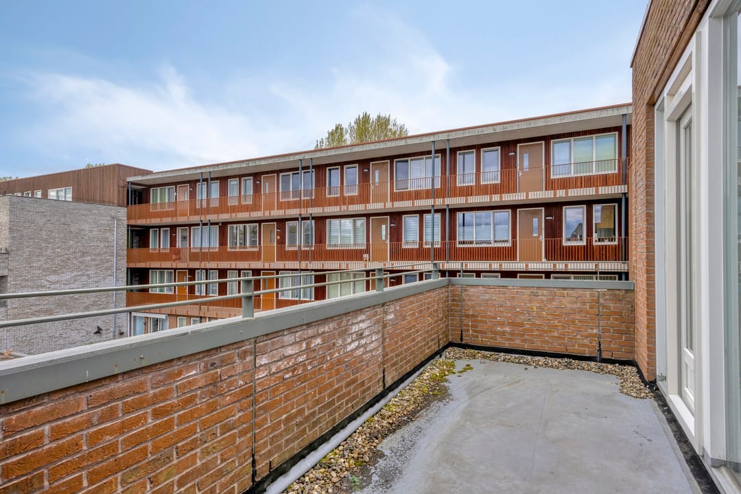 Spacious end terraced house with 4 bedrooms, parking space and solar panels in Spoorwijk — 37