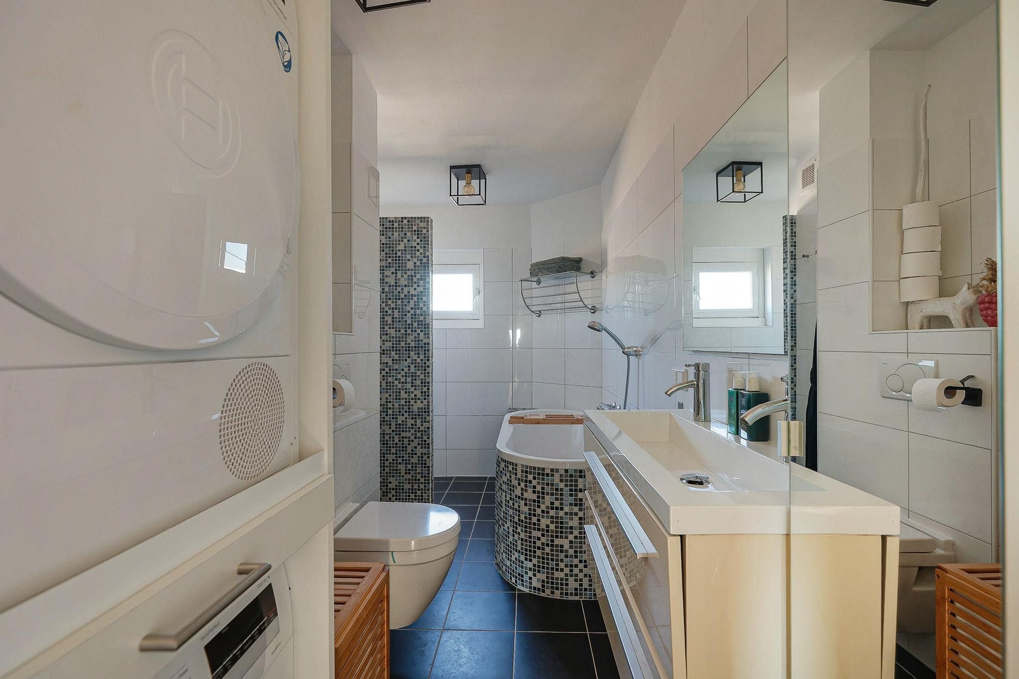 Spacious Double Upper House with 4 Bedrooms and 2 Sunny Balconies in Amsterdam-Oost — 24