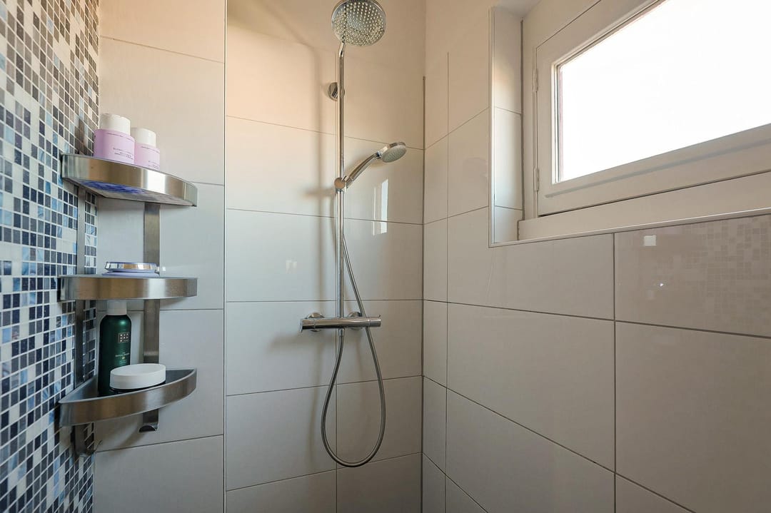Spacious Double Upper House with 4 Bedrooms and 2 Sunny Balconies in Amsterdam-Oost — 26