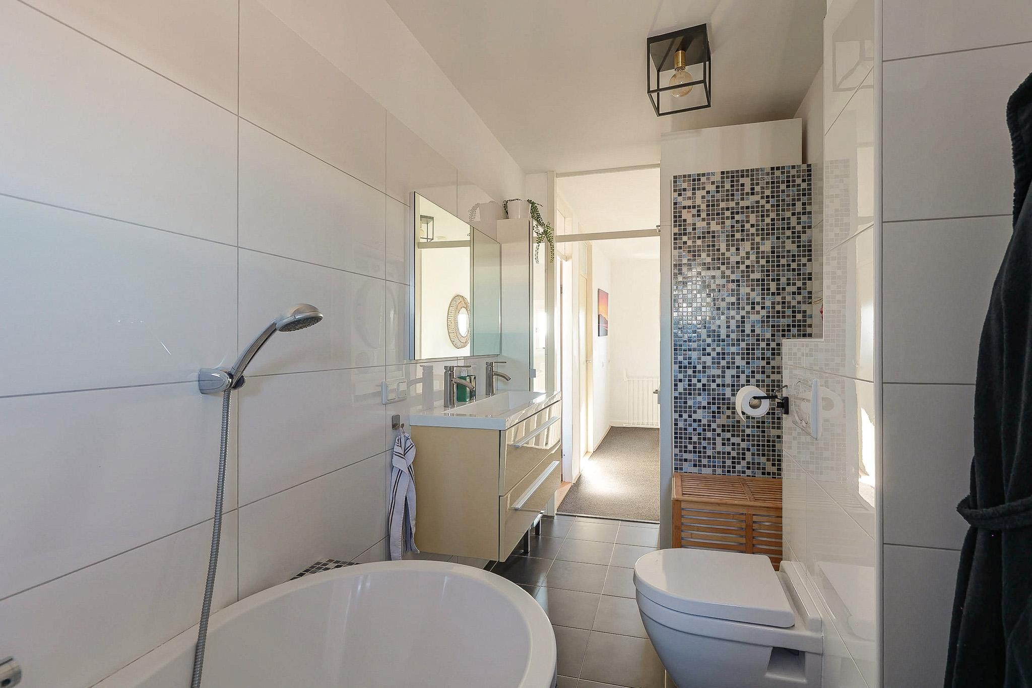 Spacious Double Upper House with 4 Bedrooms and 2 Sunny Balconies in Amsterdam-Oost — 27