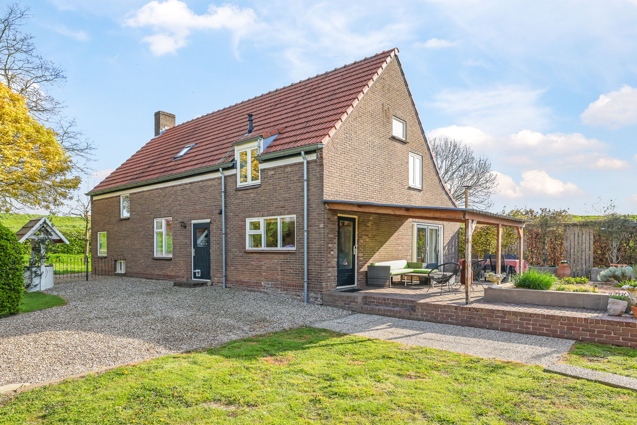 Spacious waterfront home with garden along the Linge river — 60