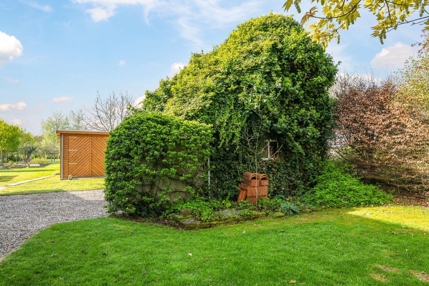 Spacious waterfront home with garden along the Linge river — 95