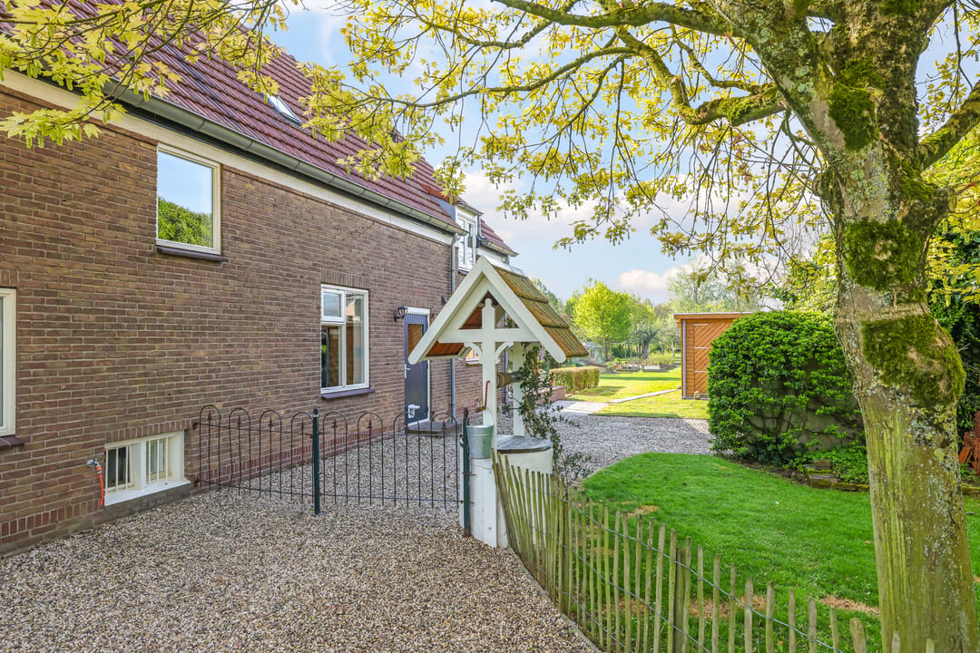 Spacious waterfront home with garden along the Linge river — 56