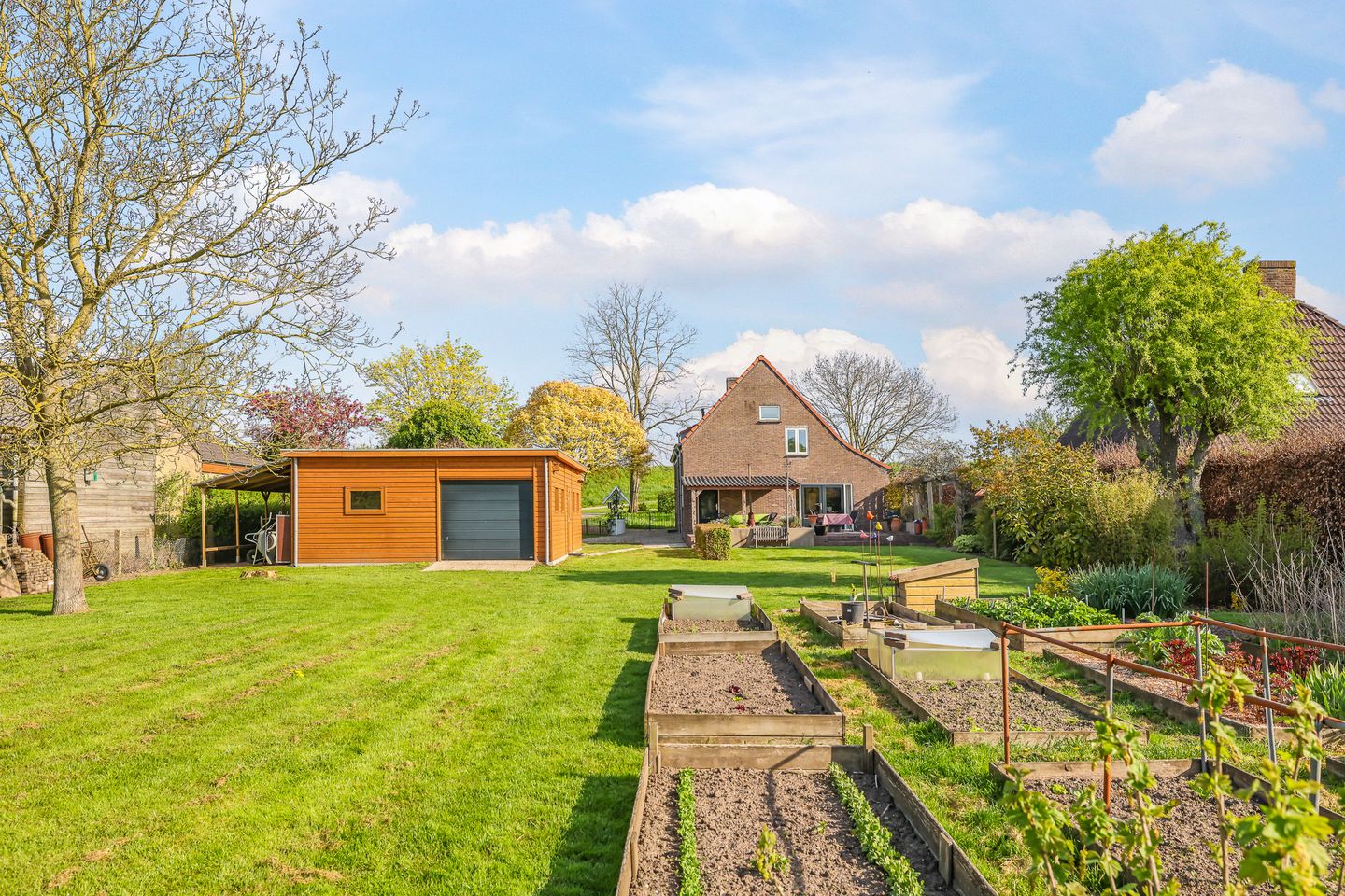 Spacious waterfront home with garden along the Linge river — 79
