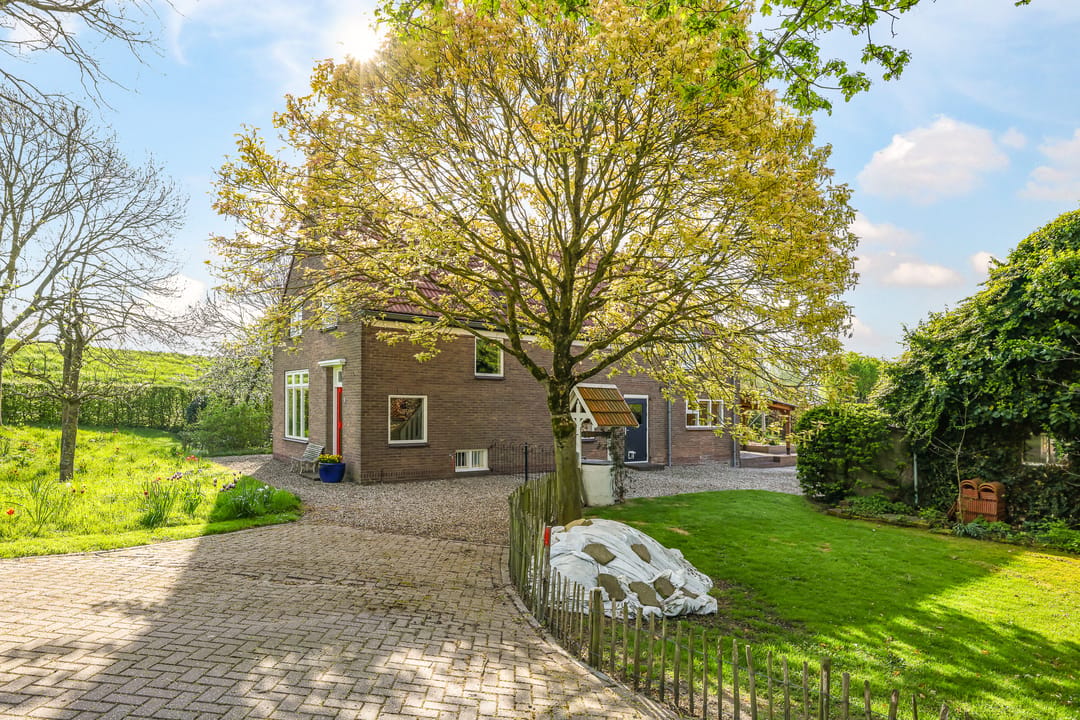 Spacious waterfront home with garden along the Linge river — 97