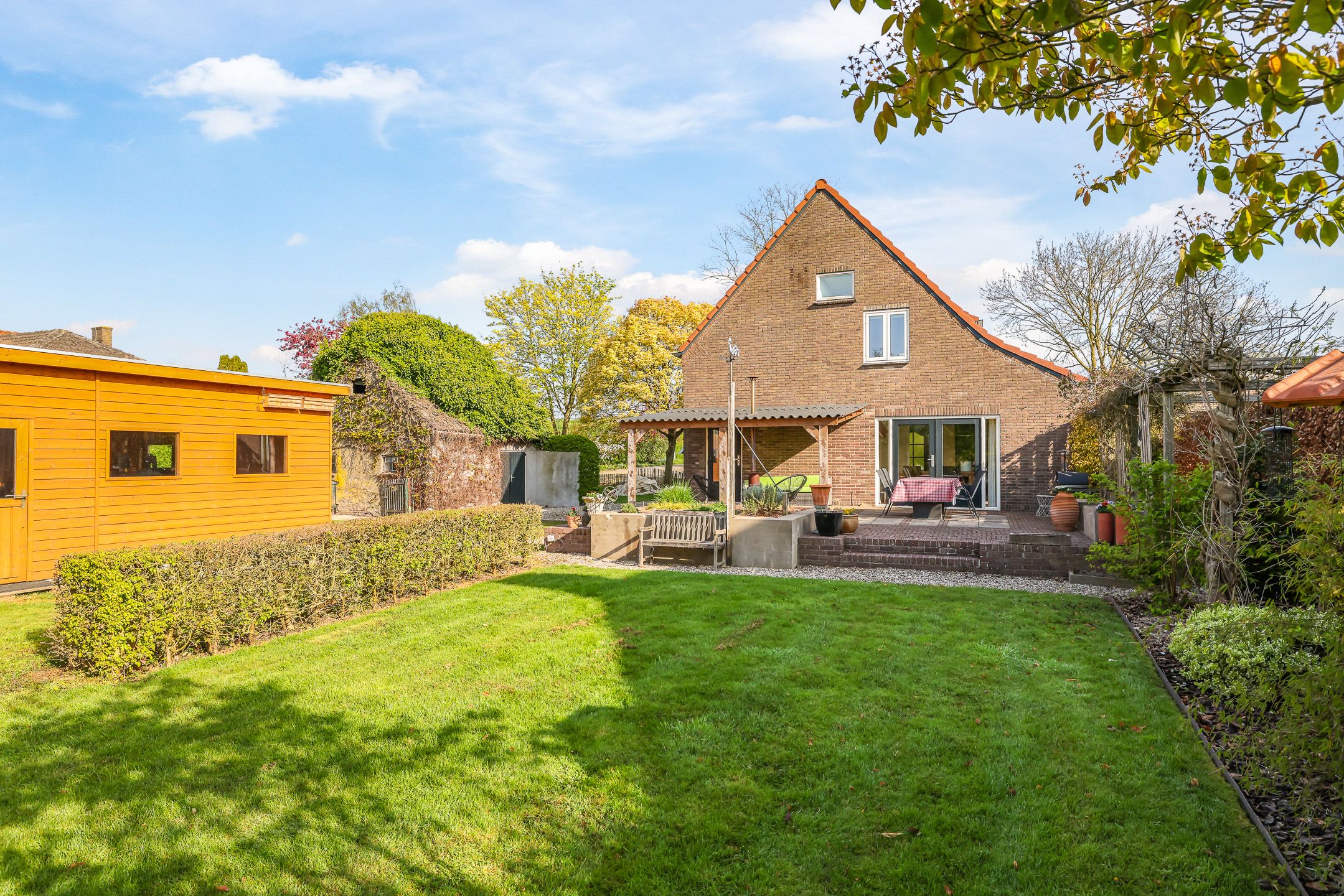 Spacious waterfront home with garden along the Linge river — 93