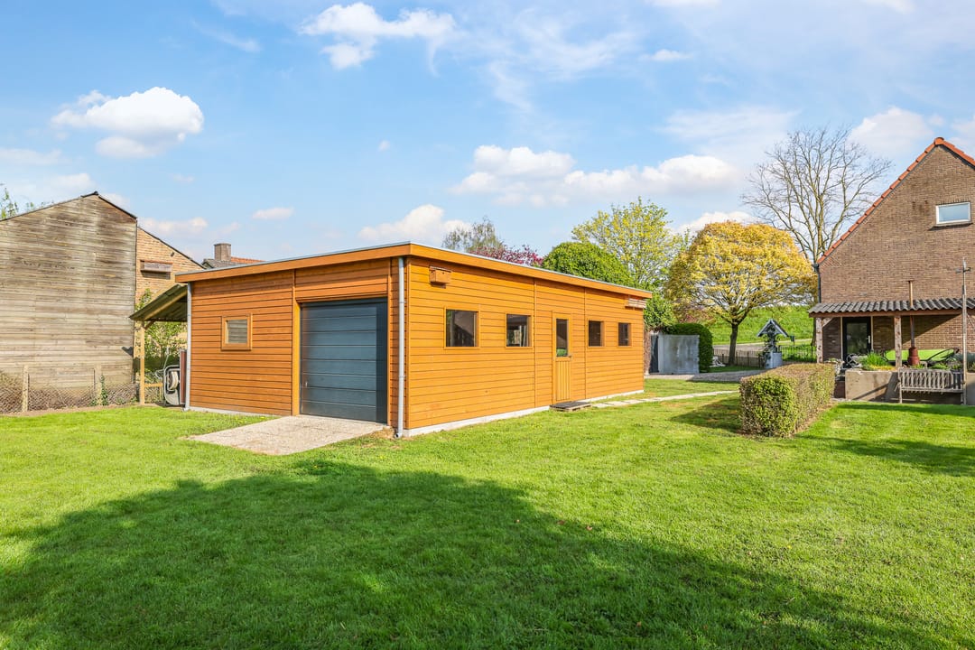 Spacious waterfront home with garden along the Linge river — 88