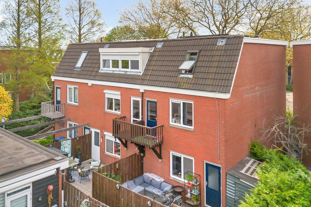 Spacious Family Home with 4 Bedrooms in Child-Friendly Neighborhood — 38