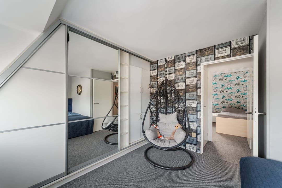 Spacious Family Home with 4 Bedrooms in Child-Friendly Neighborhood — 22