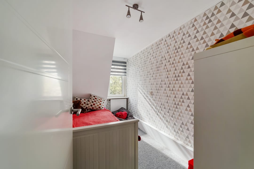 Spacious Family Home with 4 Bedrooms in Child-Friendly Neighborhood — 23