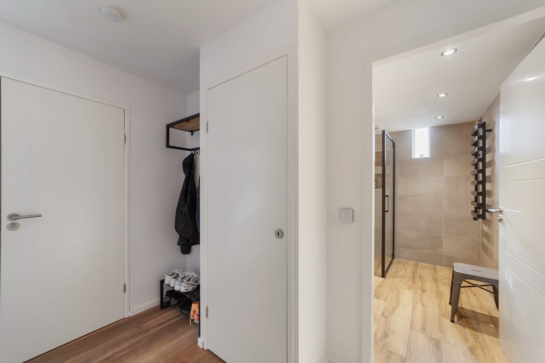 Spacious Family Home with 4 Bedrooms in Child-Friendly Neighborhood — 26