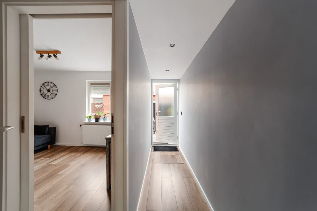 Spacious Family Home with 4 Bedrooms in Child-Friendly Neighborhood — 32