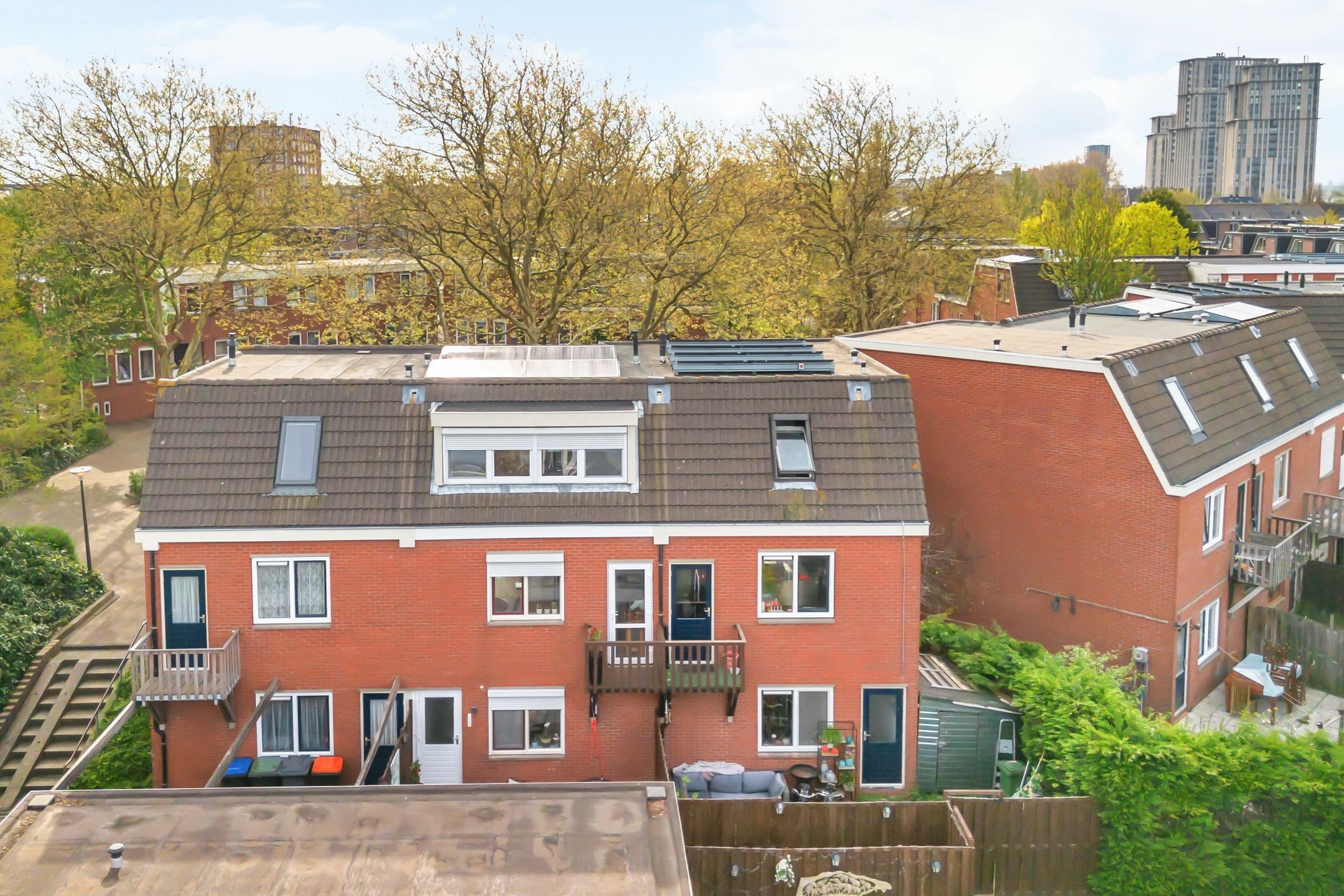Spacious Family Home with 4 Bedrooms in Child-Friendly Neighborhood — 39