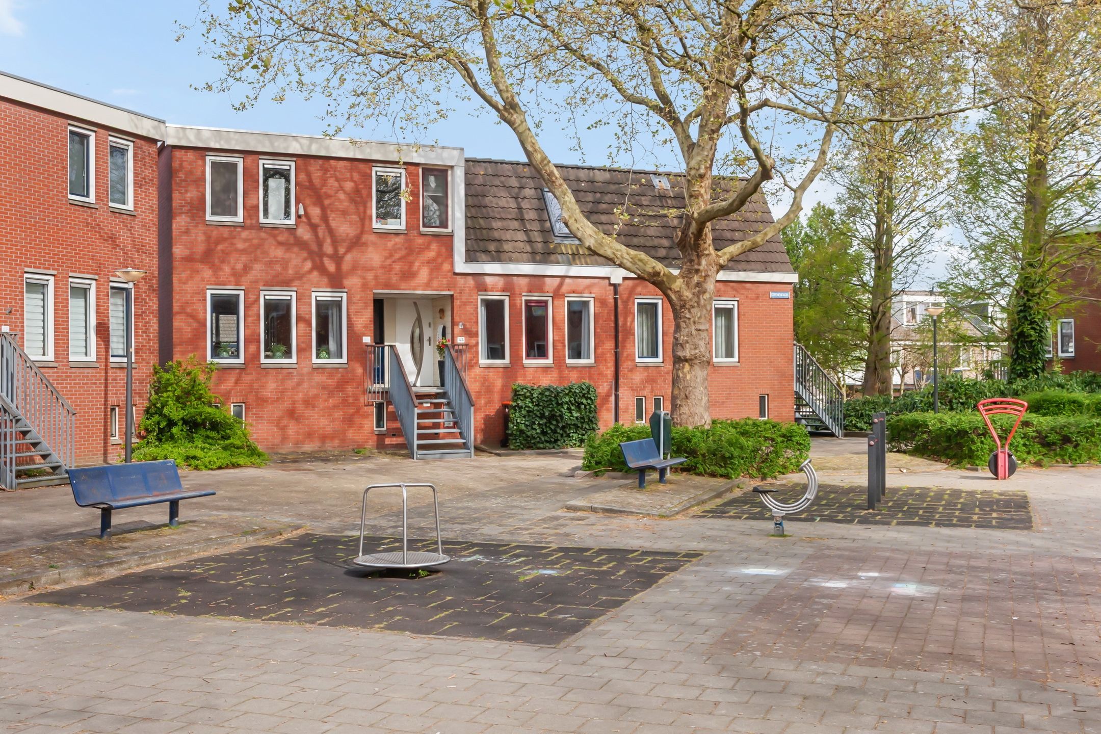 Spacious Family Home with 4 Bedrooms in Child-Friendly Neighborhood — 42