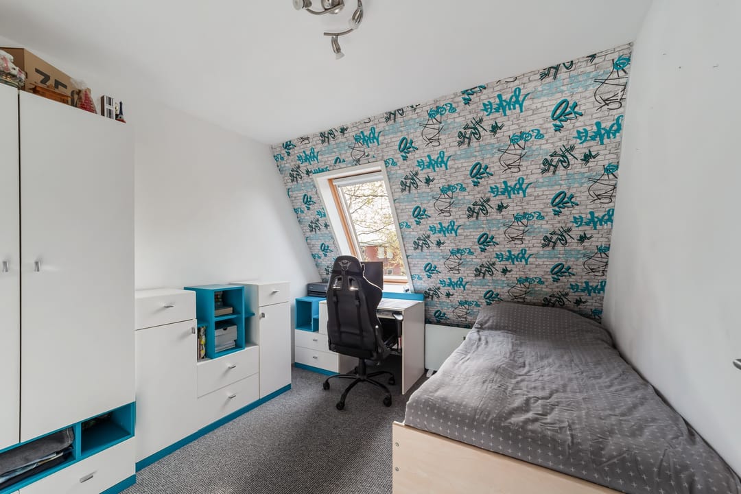 Spacious Family Home with 4 Bedrooms in Child-Friendly Neighborhood — 17