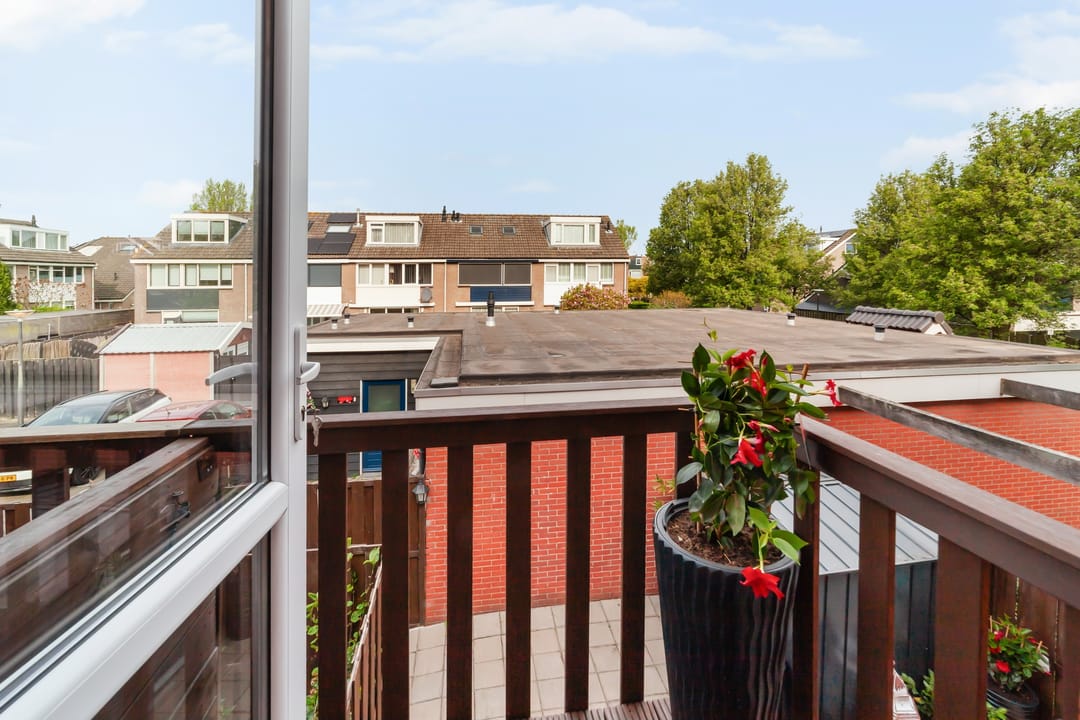 Spacious Family Home with 4 Bedrooms in Child-Friendly Neighborhood — 13