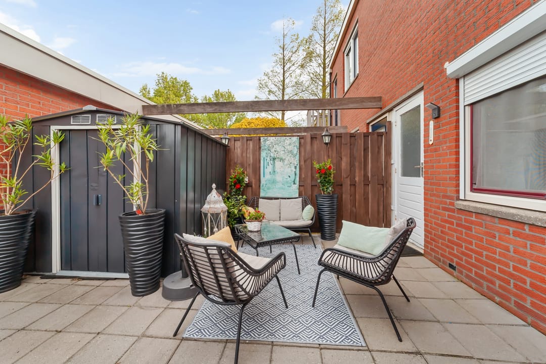 Spacious Family Home with 4 Bedrooms in Child-Friendly Neighborhood — 37