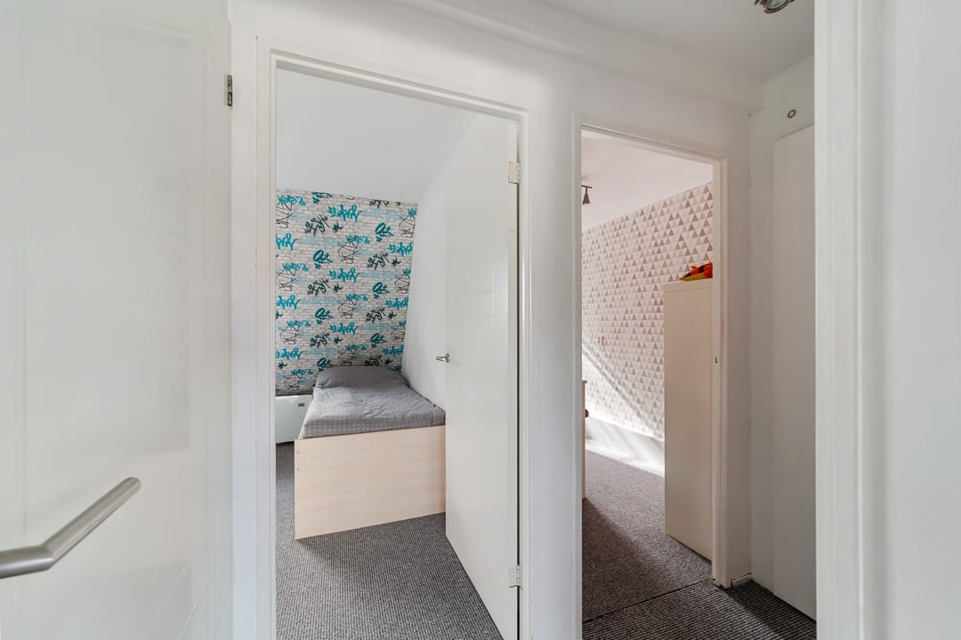 Spacious Family Home with 4 Bedrooms in Child-Friendly Neighborhood — 16
