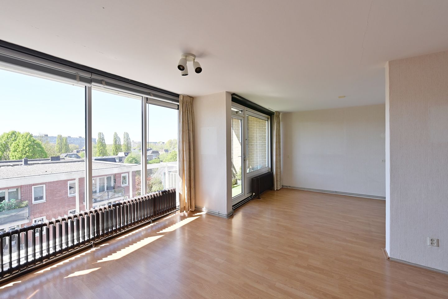 Photo 10 of Weegbreestraat 169