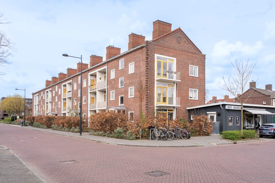 Fully Renovated Maisonette in Popular Liniekwartier, Breda — 31