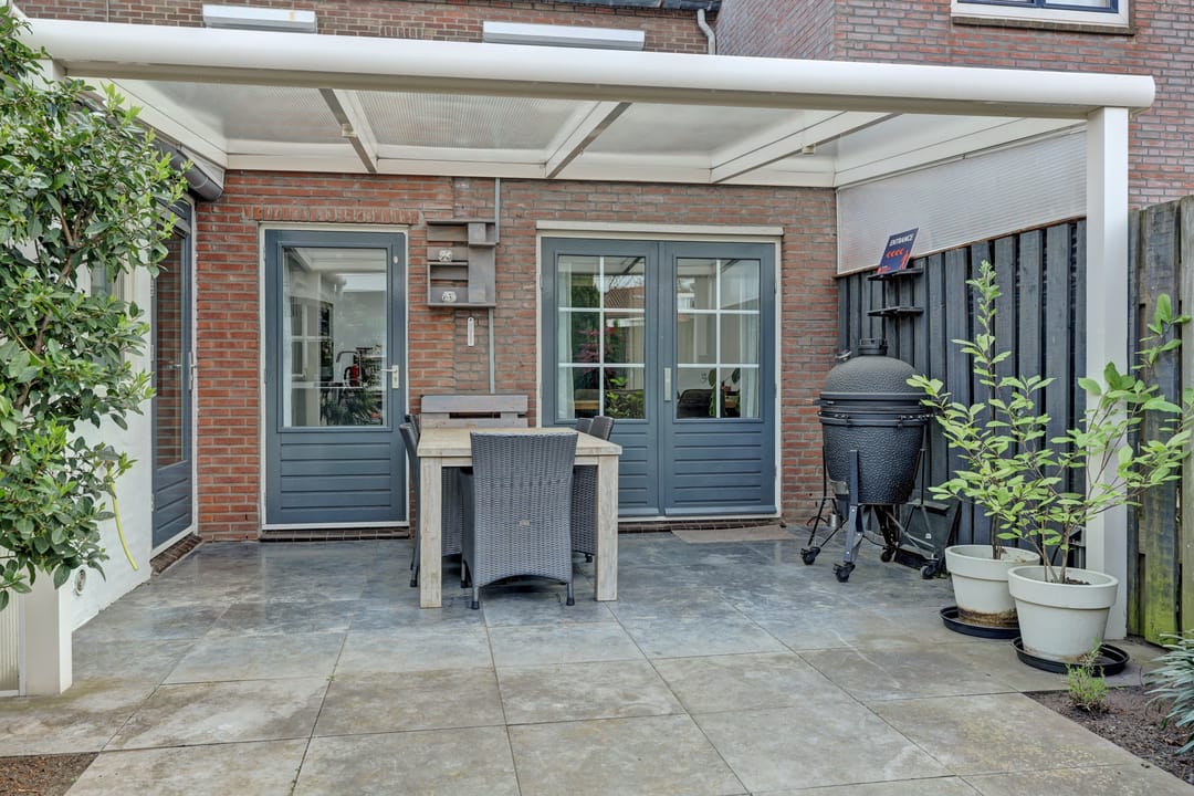 Spacious Terraced Home with Full-Width Extension and Sunny West-Facing Garden in Best — 37