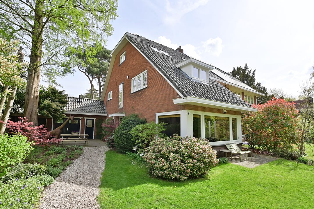 Karakteristieke 1930s halfvrijstaande familiewoning in het gewilde Zwarteberg, Laren