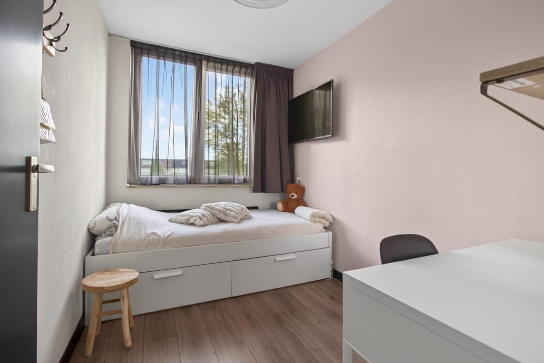 Spacious family home with A energy label, terrace canopy, and private garden in Valkenswaard — 23