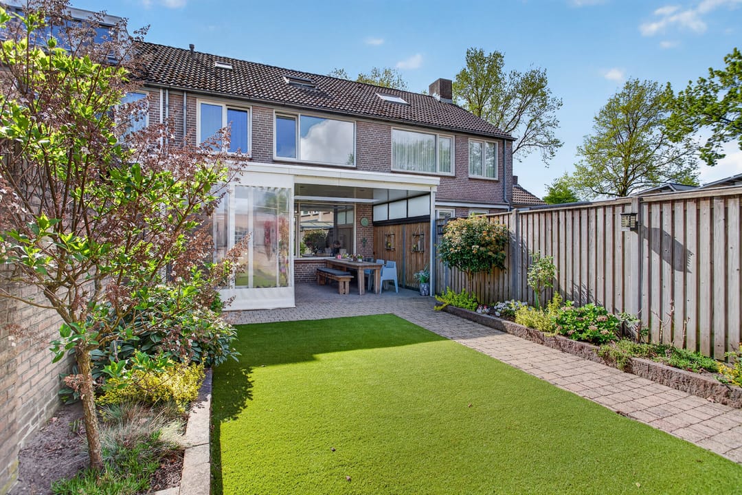 Spacious family home with A energy label, terrace canopy, and private garden in Valkenswaard — 37