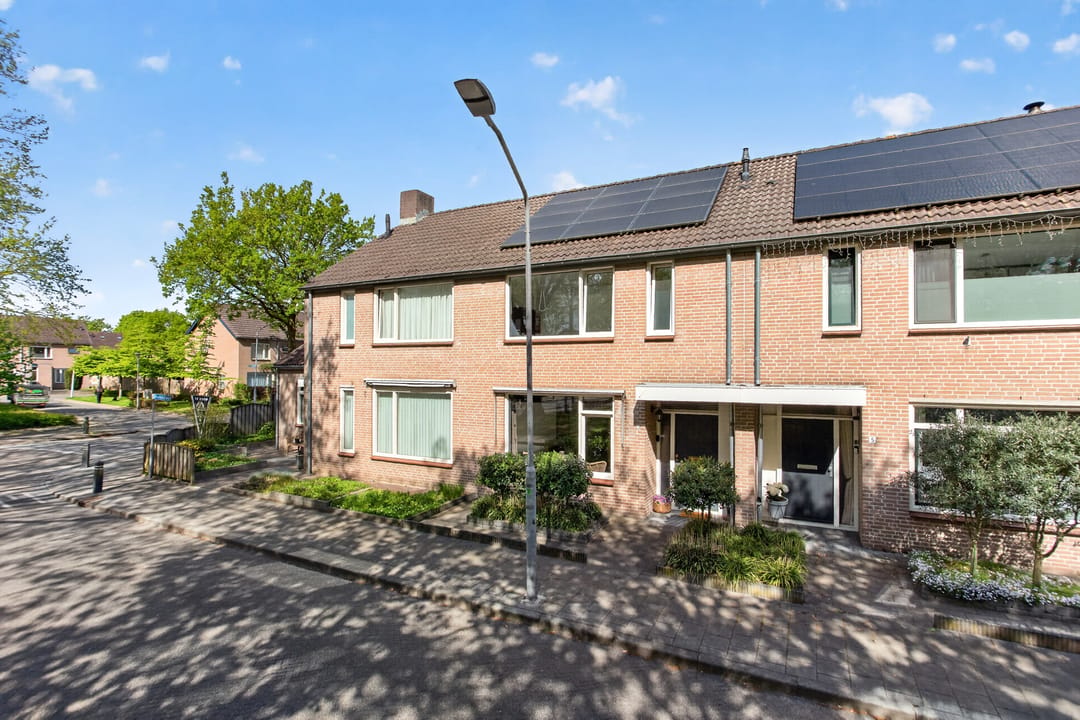 Spacious family home with A energy label, terrace canopy, and private garden in Valkenswaard — 38